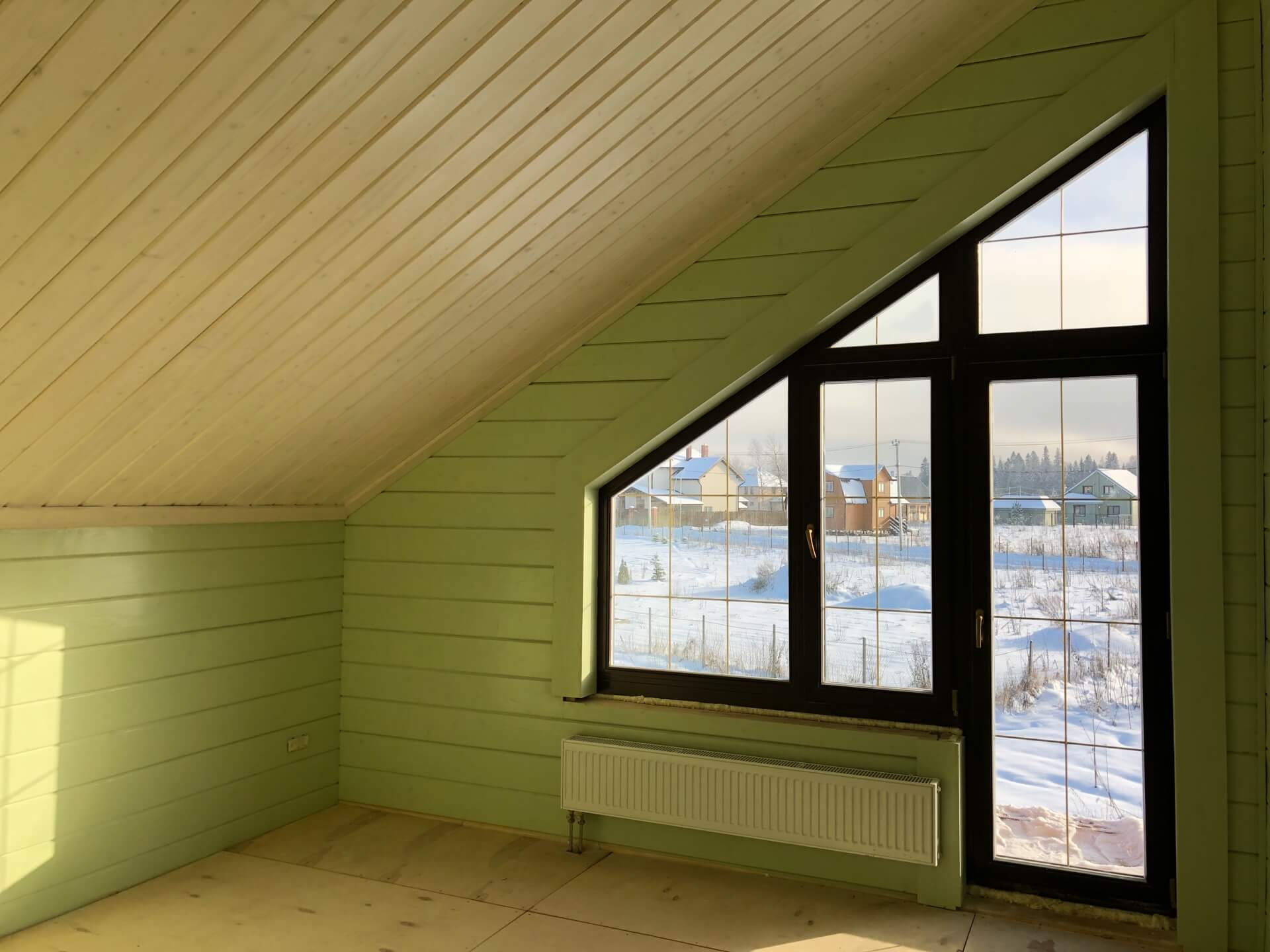 Фото работы по остеклению дерево алюминиевыми окнами загородного дома зимой