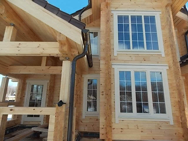 Окна с шпросами в деревянном доме