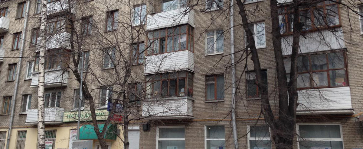 Кирпичный дом в Москве серии 1-511К. Многоквартирный не большой. Остекление в основном деревянное.