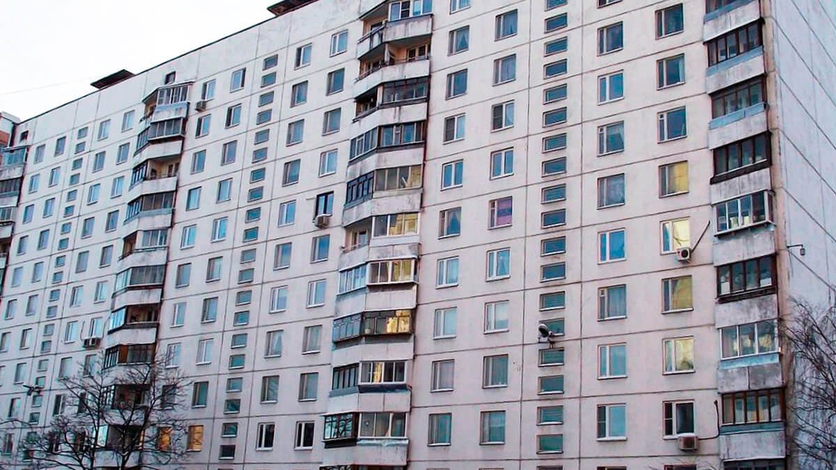 на фотографии изображение блочного дома серии ii-57 с угловыми балконами и окнами ПВХ РЕХАУ Инвуд