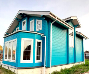 Белые окна из лиственницы в голубом доме в МО - 1