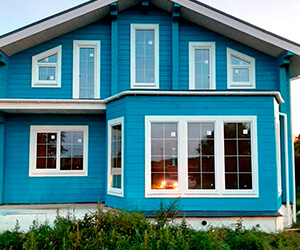 Белые окна из лиственницы в голубом доме в МО - 2
